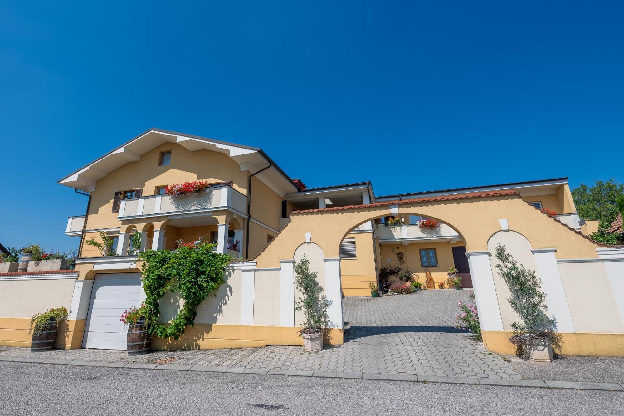 Hotel Haus Martin - Schneeberger Mörbisch am See Exterior foto